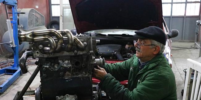 Tamircinin yakıt tasarrufu için tasarladığı motoru yetkililer inceledi