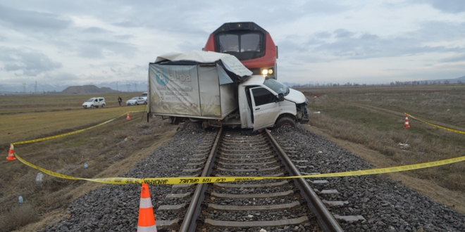Hemzemin geçitte kamyonete yük treni çarptı: 1 ölü