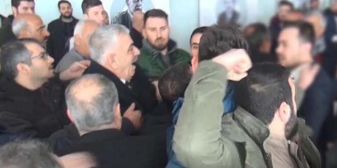 CHP kongresinde arbede, çevik kuvvet salona girdi