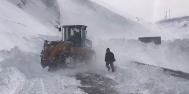 Artvin- Ardahan Karayolu'nda çığ düştü