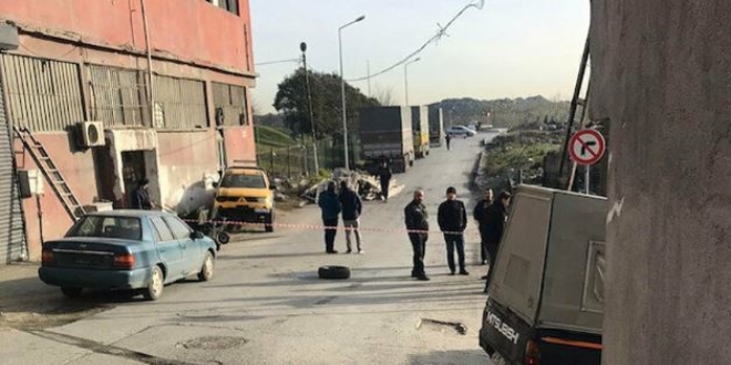 Bize ait diyerek yolu trafiğe kapattılar