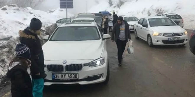 Kartepe yolunda kilometrelerce araç kuyruğu