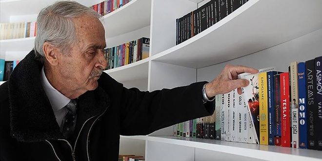 80 yaşındaki 'kitap kurdu' kitap kafenin müdavimi oldu