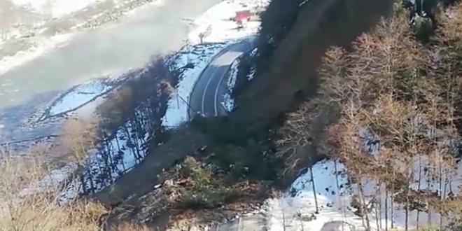 Ayder Yaylası yolun heyelan nedeniyle ulaşıma kapandı