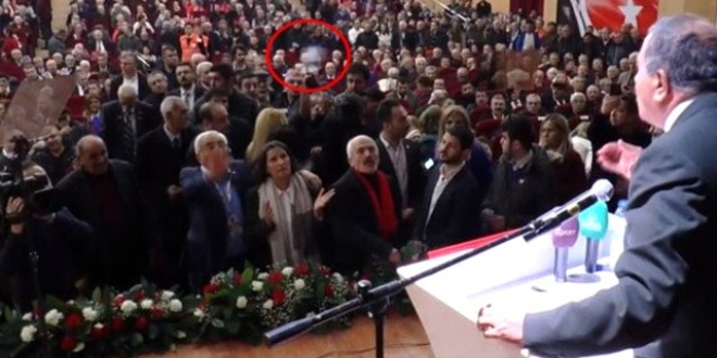 CHP kongresi karıştı! Pet şişelar havada uçuştu