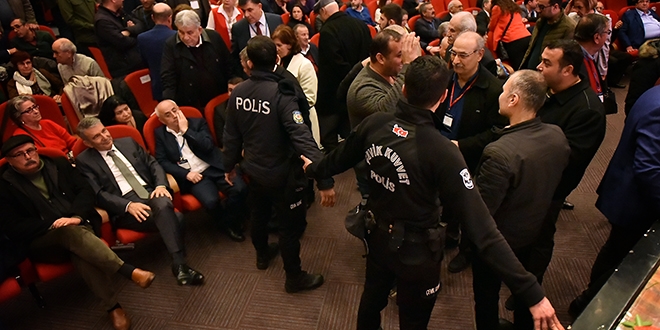 CHP İl Kongresi'nde gerginlik, polis güvenlik önlemi aldı
