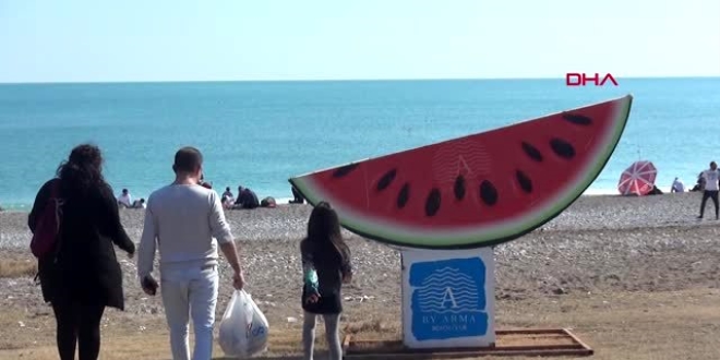 Şubat ortasında yaz sıcağını görenler sahili doldurdu