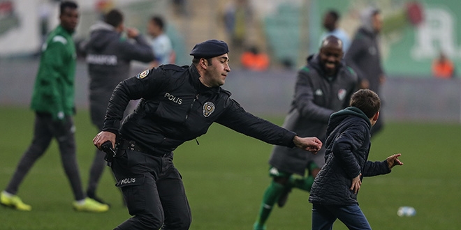 Bursa'da sahaya giren küçük taraftarı Traore 'yakaladı'