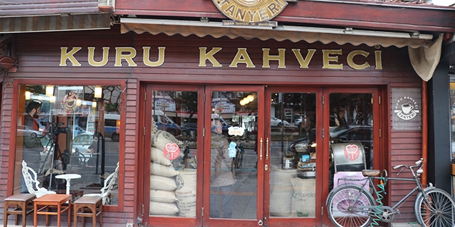 Asırlık kuru kahveci üç nesle ekmek kapısı oldu