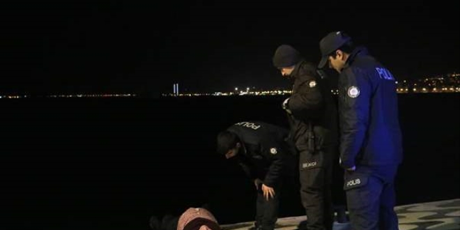 İzmir'de denize düşen adamı polis kurtardı
