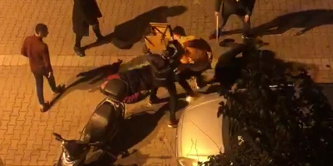 İki genci sandalye ve sopa ile öldüresiye dövdüler