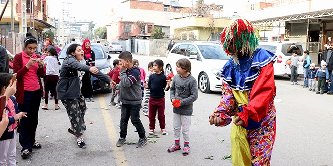 Tipini beğenmediği palyaçoya saldırdı