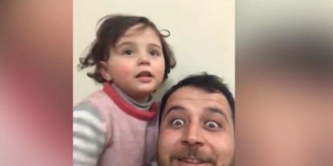 Babanın kızıyla yürek yakan kahkahası!