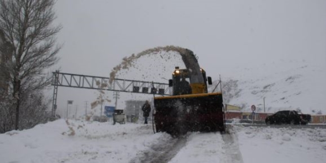 Van ve Bitlis'te kar nedeniyle baz yollar trafie kapatld