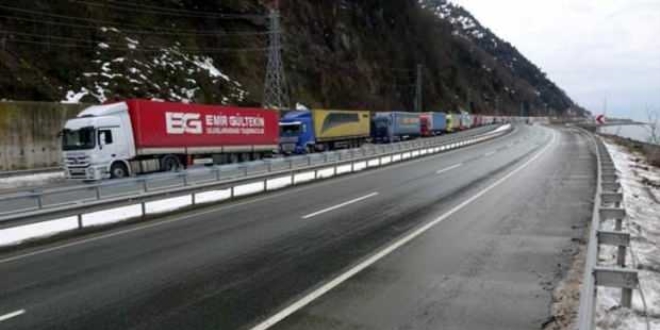 3 gün izin verilmedi, TIR kuyruğu 40 km'yi buldu