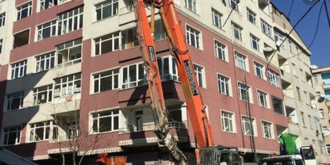 Bahçelievler'de riskli binaların yıkımı başladı