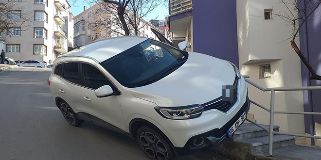 El freni çekmeyi unutan kadın otomobiliyle sürüklendi