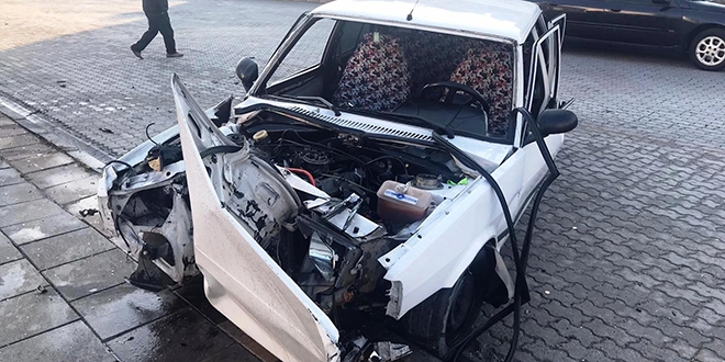Emniyet kemeri takmadı, otomobilden yola fırladı