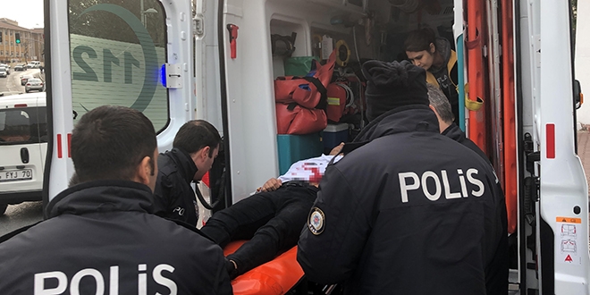 Öğrencilerin okul çıkışı kavgasında kan aktı