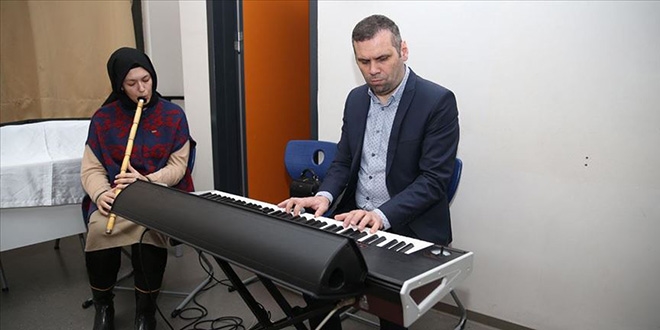 Engelli müzik öğretmeni öğrencilere notaları sevdirdi