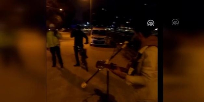 Aracı bağlanırken polislere konser verdi