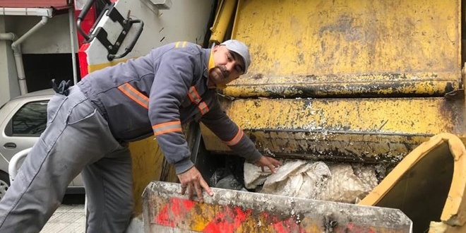 Çöp kamyonundan yeni doğmuş bebek çıktı