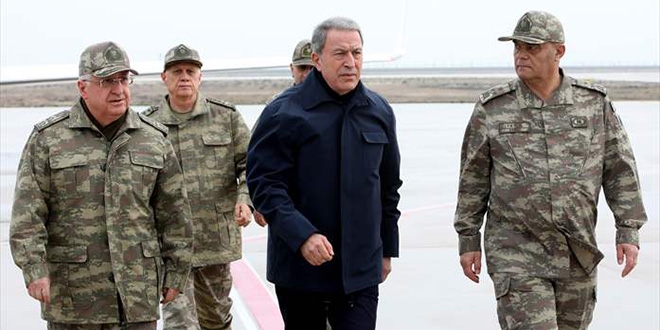 Bakan Akar ve komutanlar Suriye sınırında