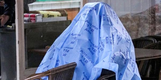 Dinlenmek i�in oturdu�u sandalyede �ld�