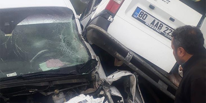 ��renci ta��yan iki minib�s kaza yapt�: 20 yaral�