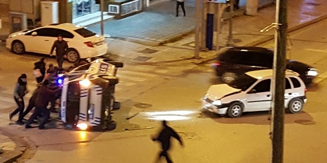 Kırmızı ışıkta geçen araç, polis aracını böyle devirdi