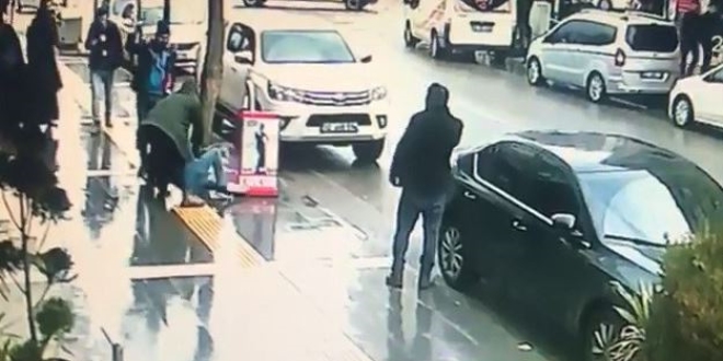 Polis, bıçaklı kavgayı havaya ateş ederek ayırdı