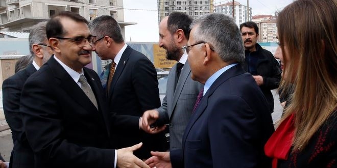 Bakan Dönmez, kaza geçiren Özhaseki'yi ziyaret etti