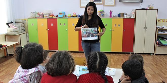 Filipinler'den gelin geldi, gönüllü İngilizce öğretiyor