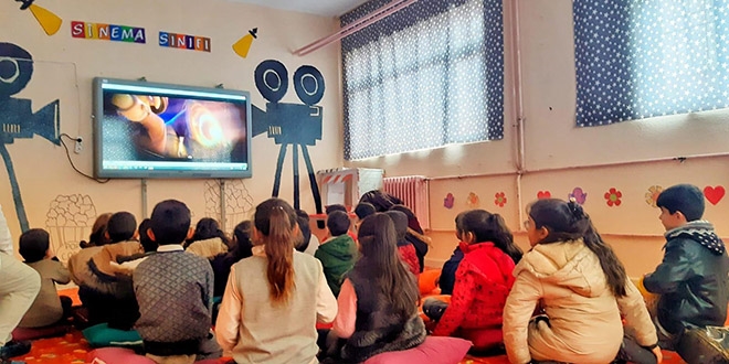 Köy okulu öğretmeni sınıfı sinema salonuna çevirdi