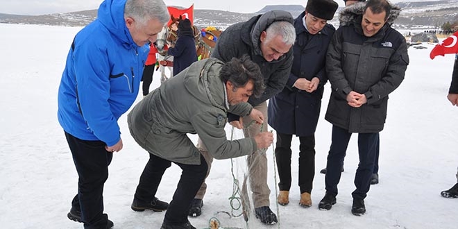 Bakan Ersoy Eskimo usulü balık tuttu