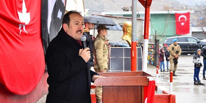 Vali konuştu, asker ıslanmasın diye koruması şemsiye tuttu