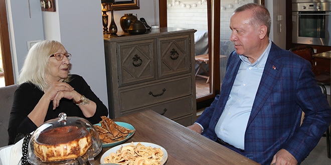 Cumhurbakan Erdoan yazar Alev Alatl'y ziyaret etti