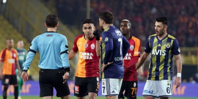 Derbide kartlar havada uçuştu