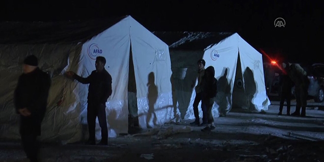 Depremzedeler, kurulan �ad�rlara yerle�tiriliyor