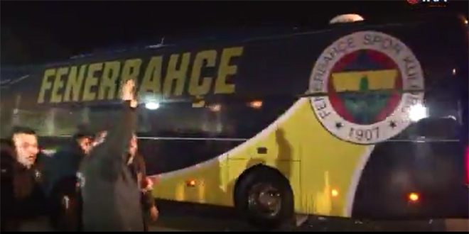 İstifa sloganları atan taraftardan Fenerbahçe kafilesine yumurtalı saldırı