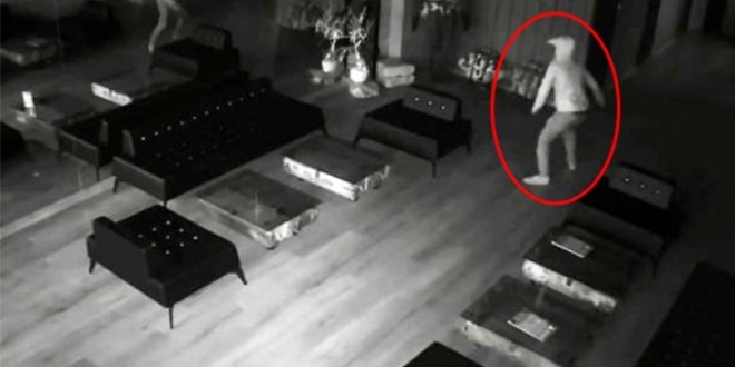 Aynada kendisini gören hırsız panikle kaçtı