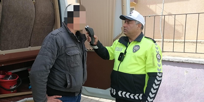 Servis şoförü alkollü çıktı, öğrencileri okula polis bıraktı