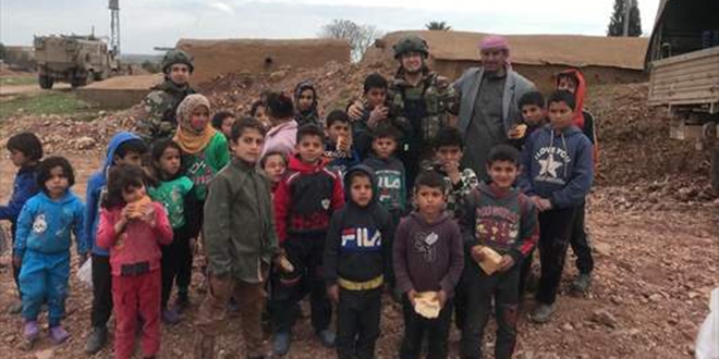 Mehmetçik ekmeğini Suriye'deki ihtiyaç sahipleriyle paylaşıyor