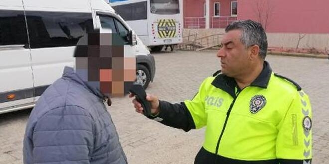 Servis şoförü alkollü çıktı, öğrencileri okula polis bıraktı