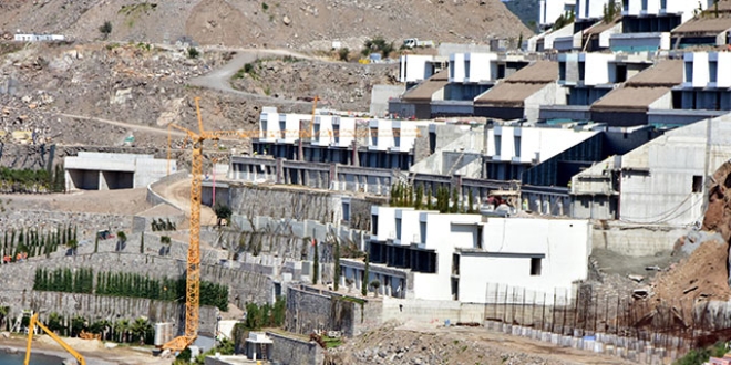 200 milyon dolarlık projenin 'kaçak' bölümleri yıkıldı