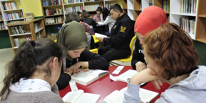 Bu ilçede bütün idareciler öğrencilerle beraber kitap okuyor