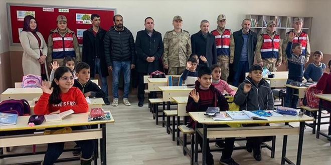 Jandarma depremde zarar gören okulları onardı