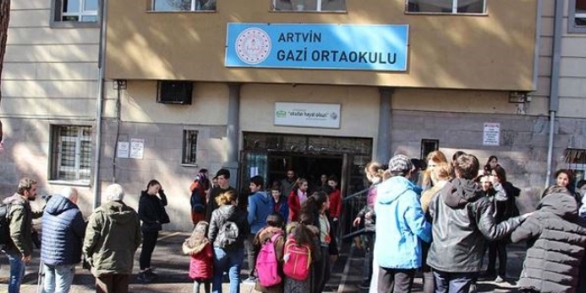 Artvin'de iki okul deprem riski nedeniyle boşaltılacak
