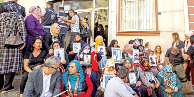 Diyarbakr'da oturma eylemine bir aile daha katld