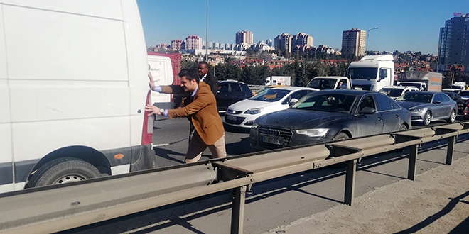 TEM Bahçeşehir'de 'kazaya bakma' kazası